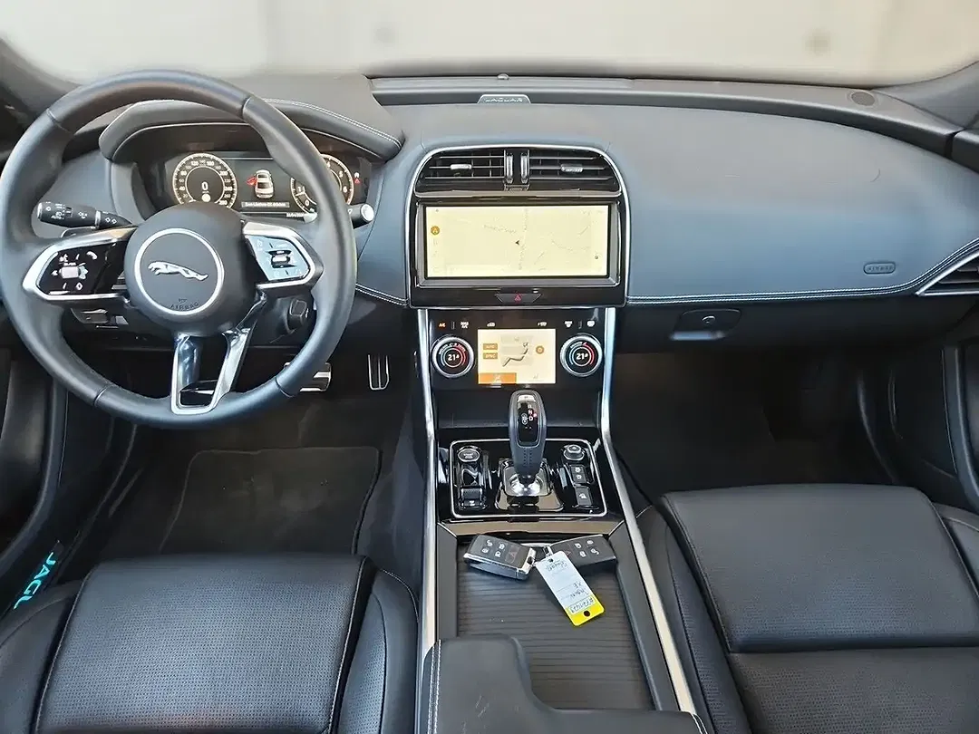 Jaguar XE P250 R-Dynamic SE - Thumbnail 10