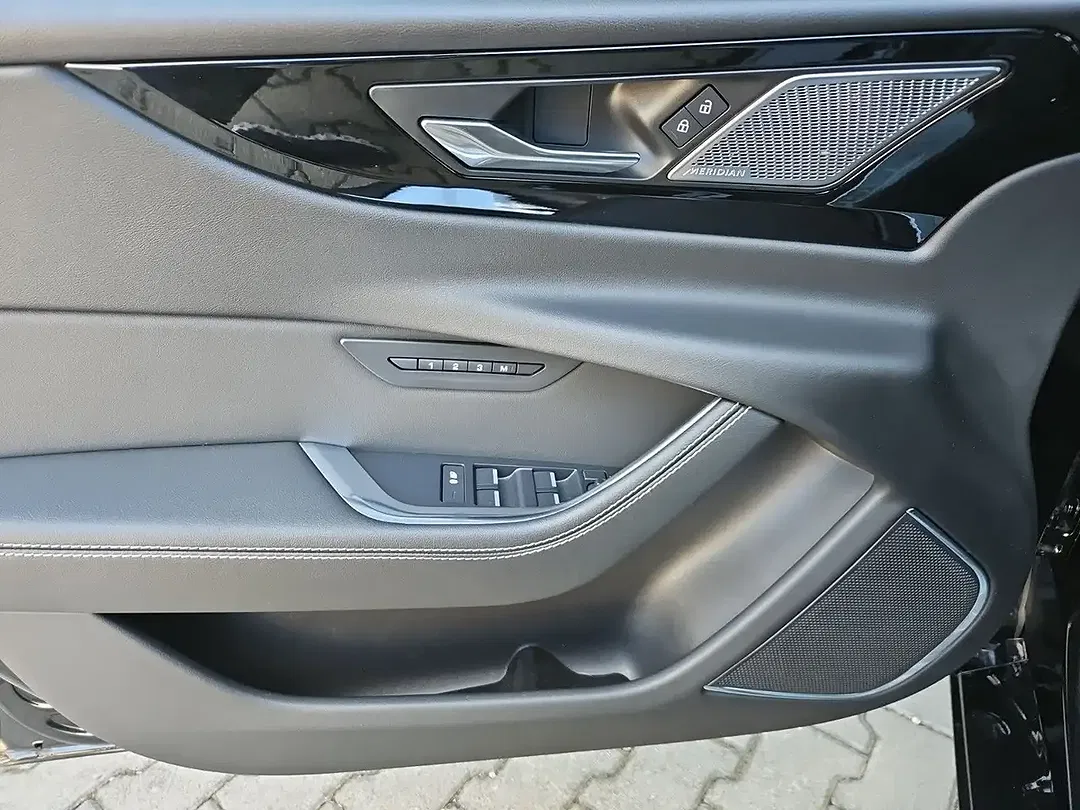 Jaguar XE P250 R-Dynamic SE - Thumbnail 14