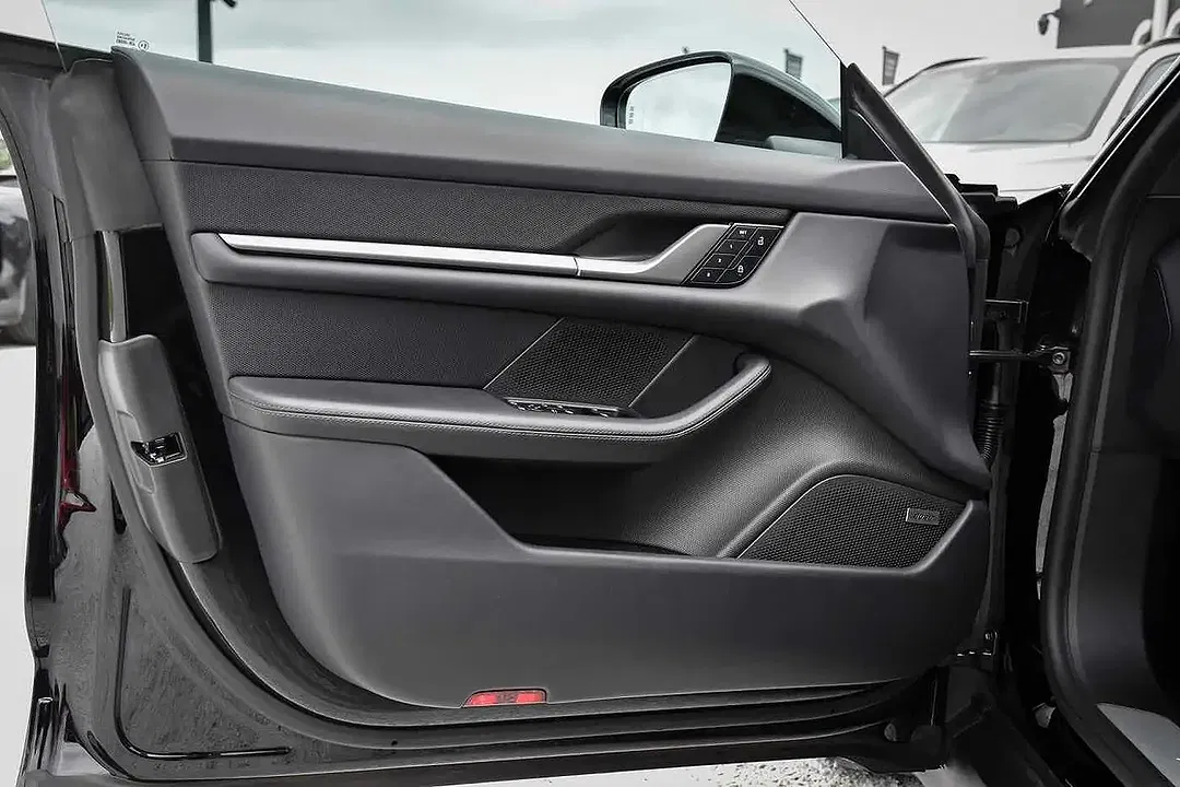 Porsche Taycan - Thumbnail 10