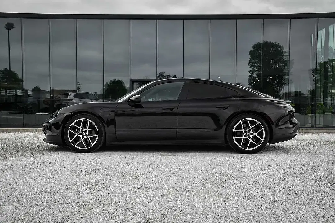 Porsche Taycan - Thumbnail 3