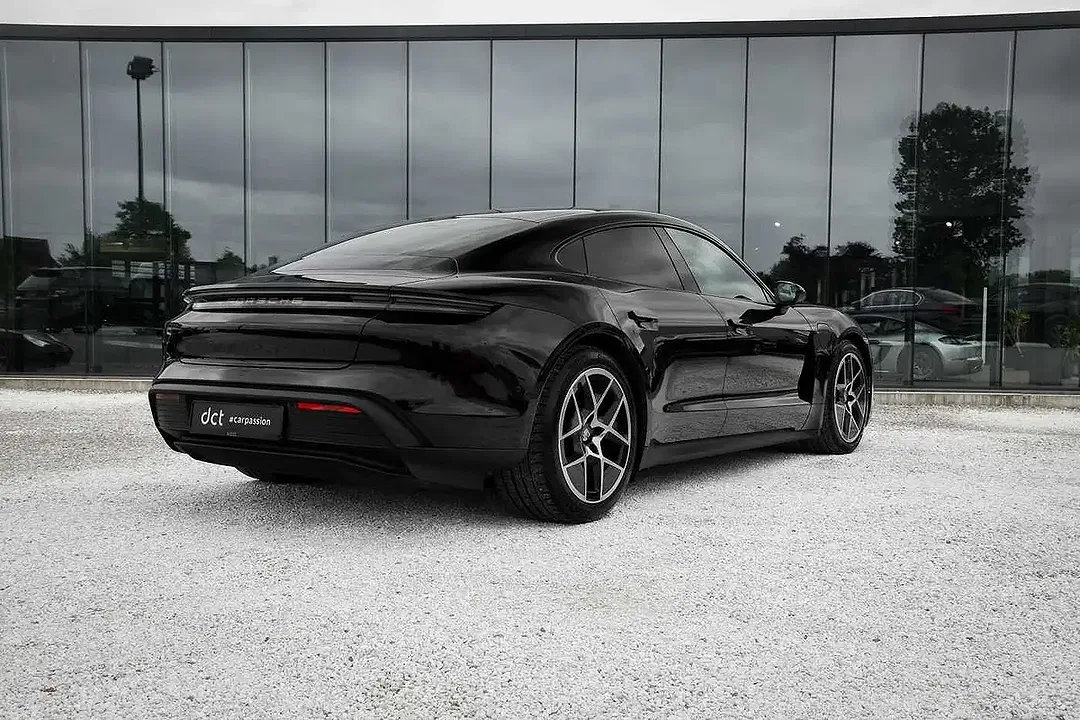Porsche Taycan - Thumbnail 4