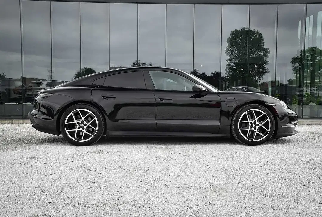 Porsche Taycan - Thumbnail 6