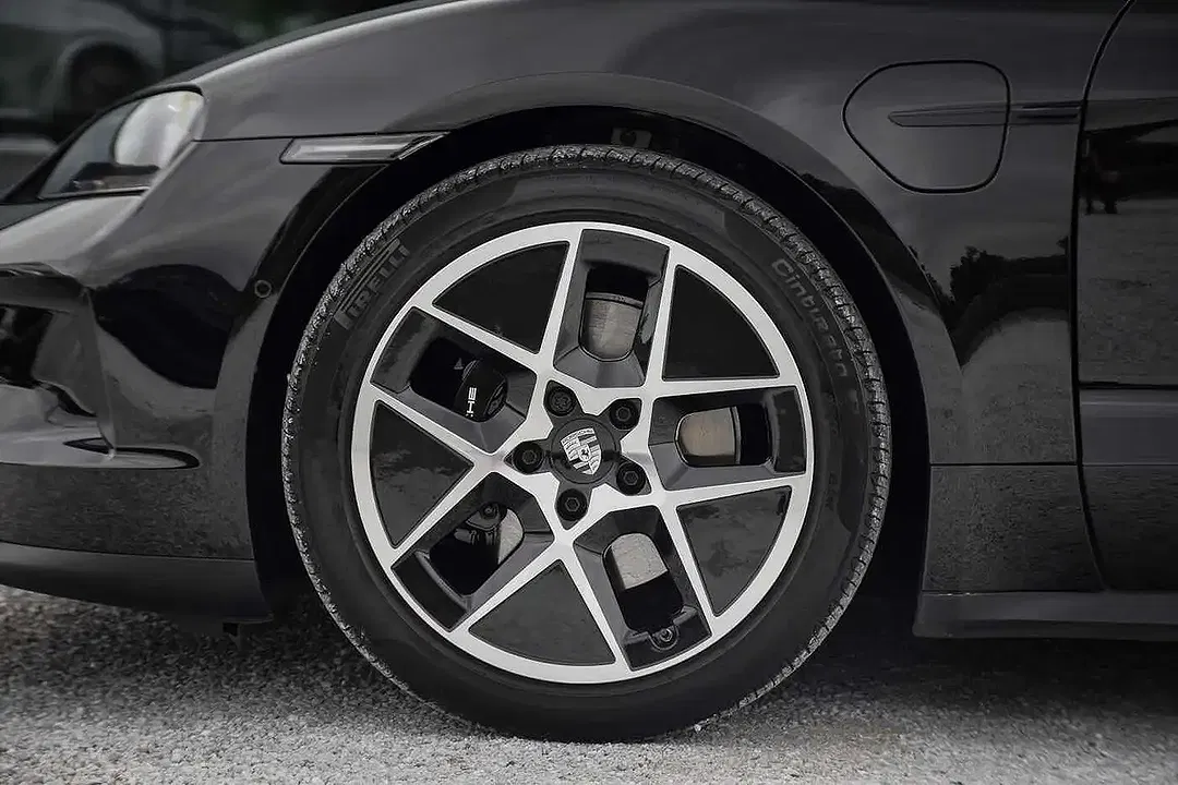 Porsche Taycan - Thumbnail 7