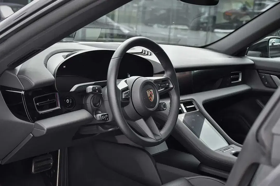 Porsche Taycan - Thumbnail 9