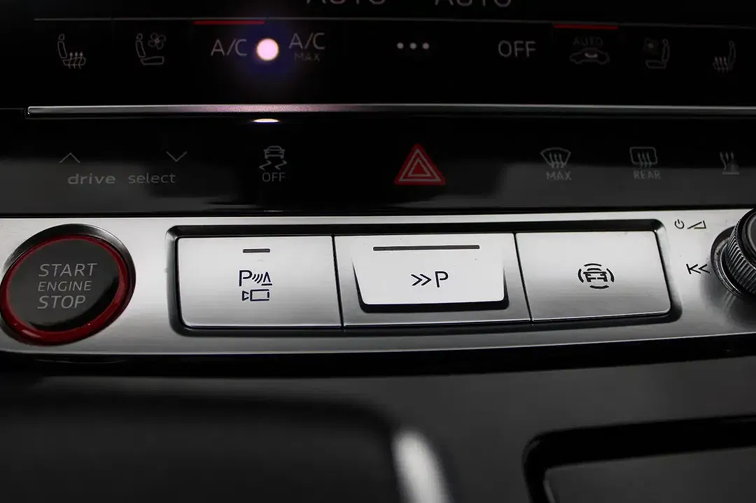 Audi RS Q8 4.0 TFSI quattro - Thumbnail 30