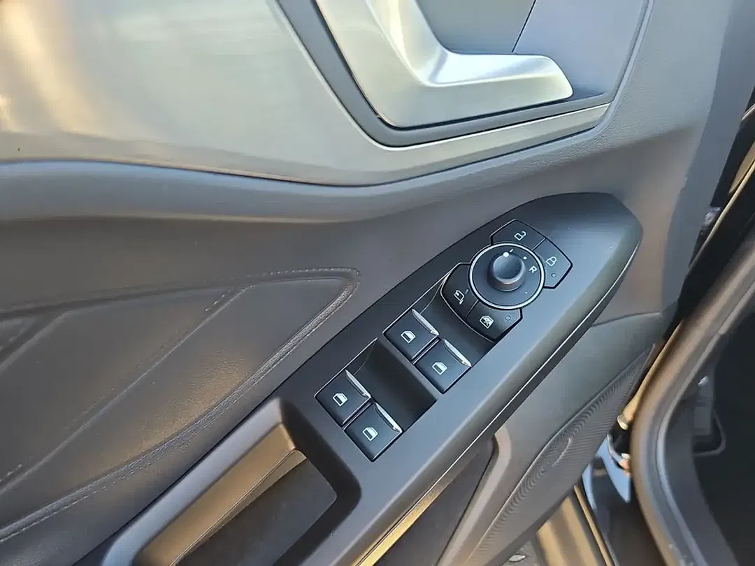 Ford Focus 1.0 Hybrid Titanium - Thumbnail 11