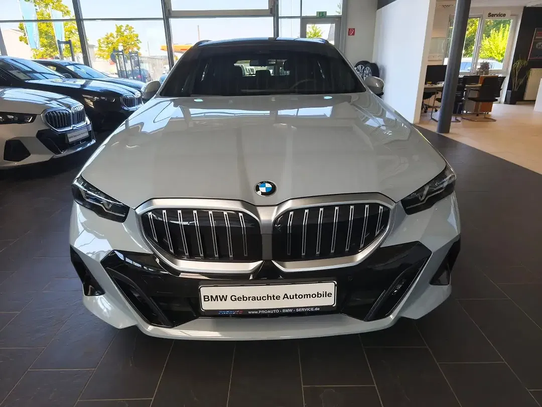BMW 520 Touring M Sport - Thumbnail 2