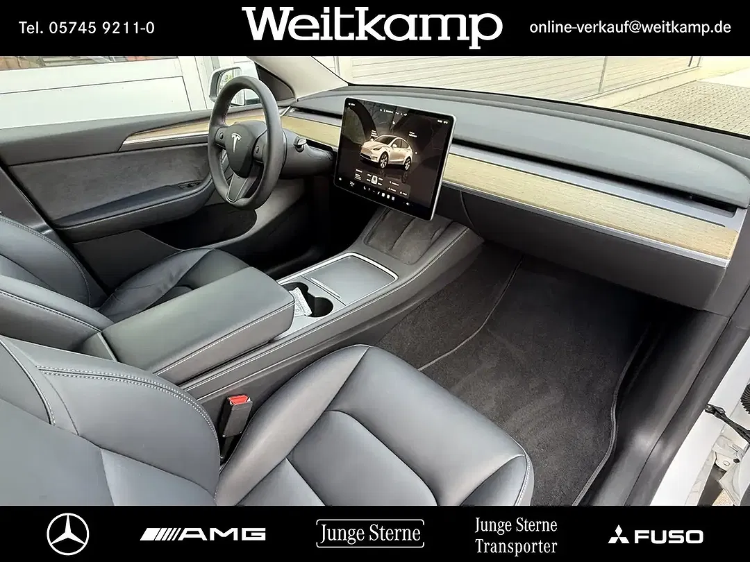 Tesla Model Y RWD - Thumbnail 3