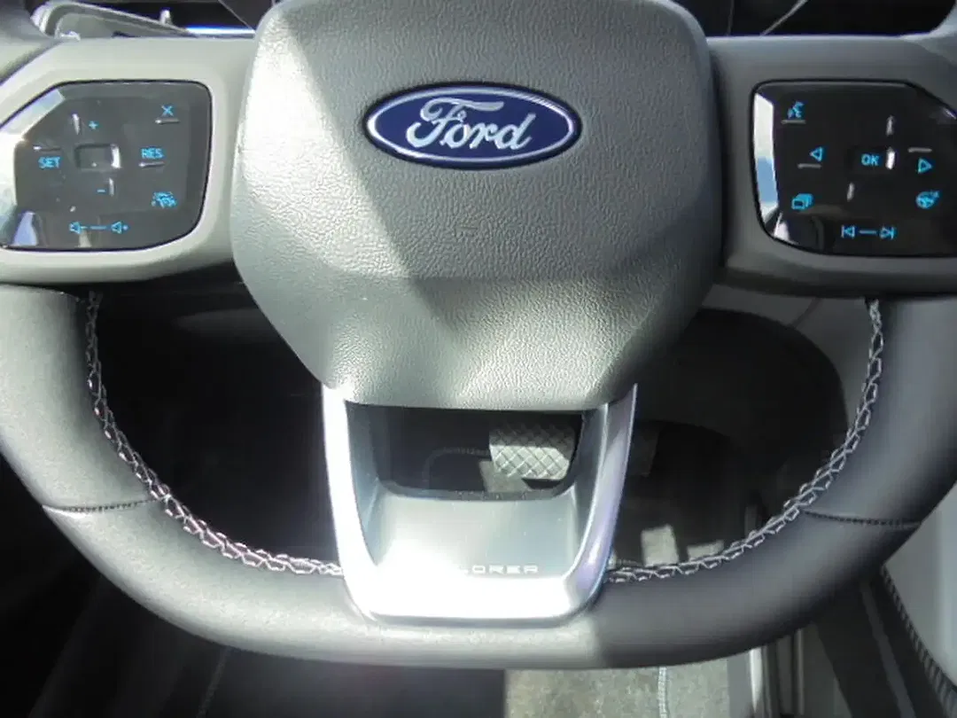 Ford Explorer Premium - Thumbnail 11