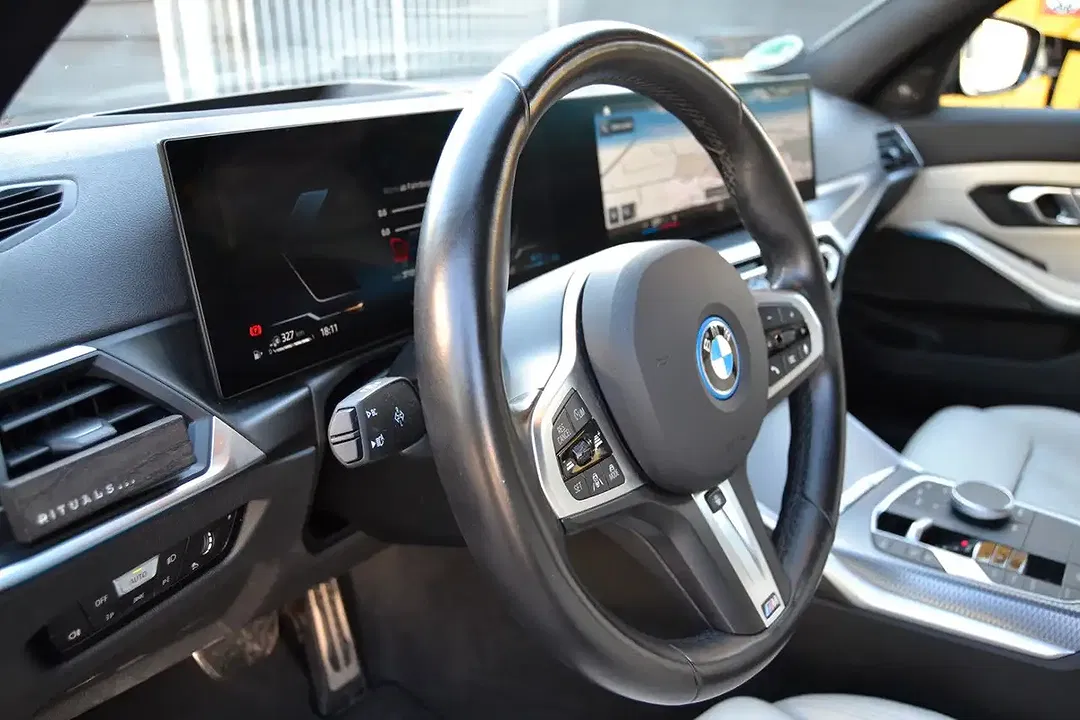 BMW 330 xDrive M Sport - Thumbnail 11