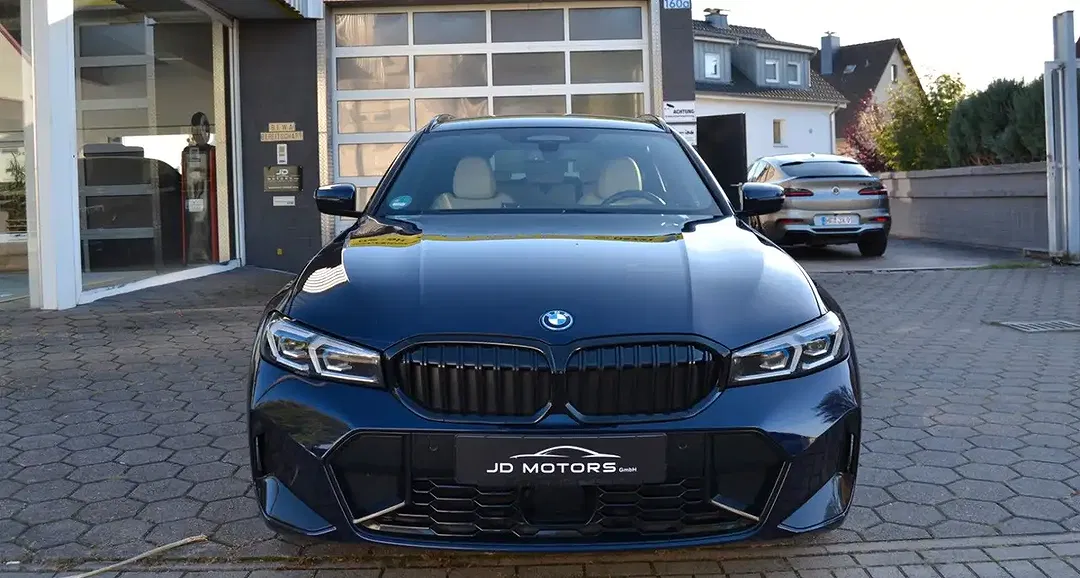 BMW 330 xDrive M Sport - Thumbnail 2