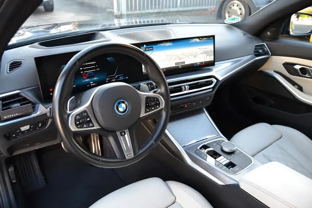 BMW 330 xDrive M Sport - Thumbnail 9