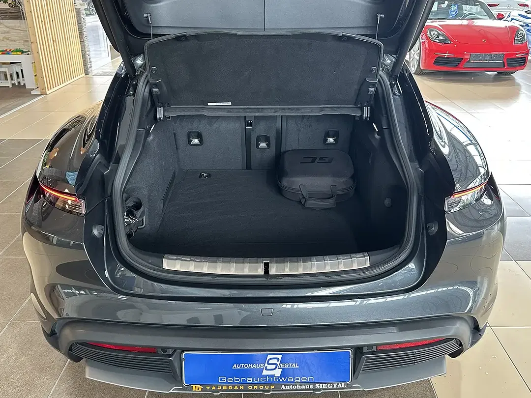 Porsche Taycan Cross Turismo - Thumbnail 6