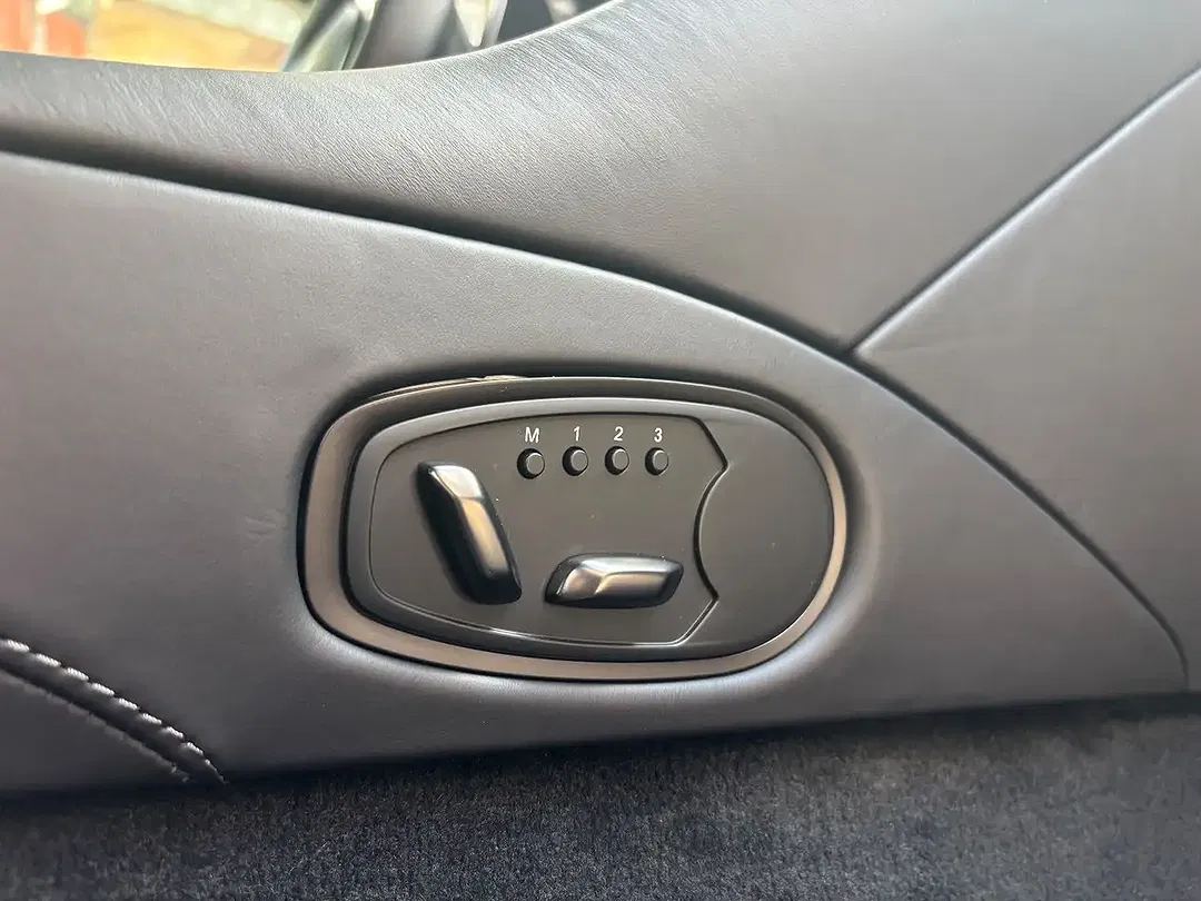 Aston Martin DBS 770 5.2 V12 Ultimate - Thumbnail 21