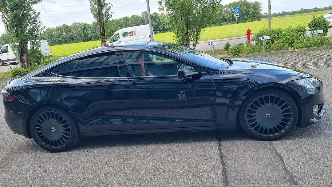 Tesla Model S Performance Ludicrous Raven - Thumbnail 4