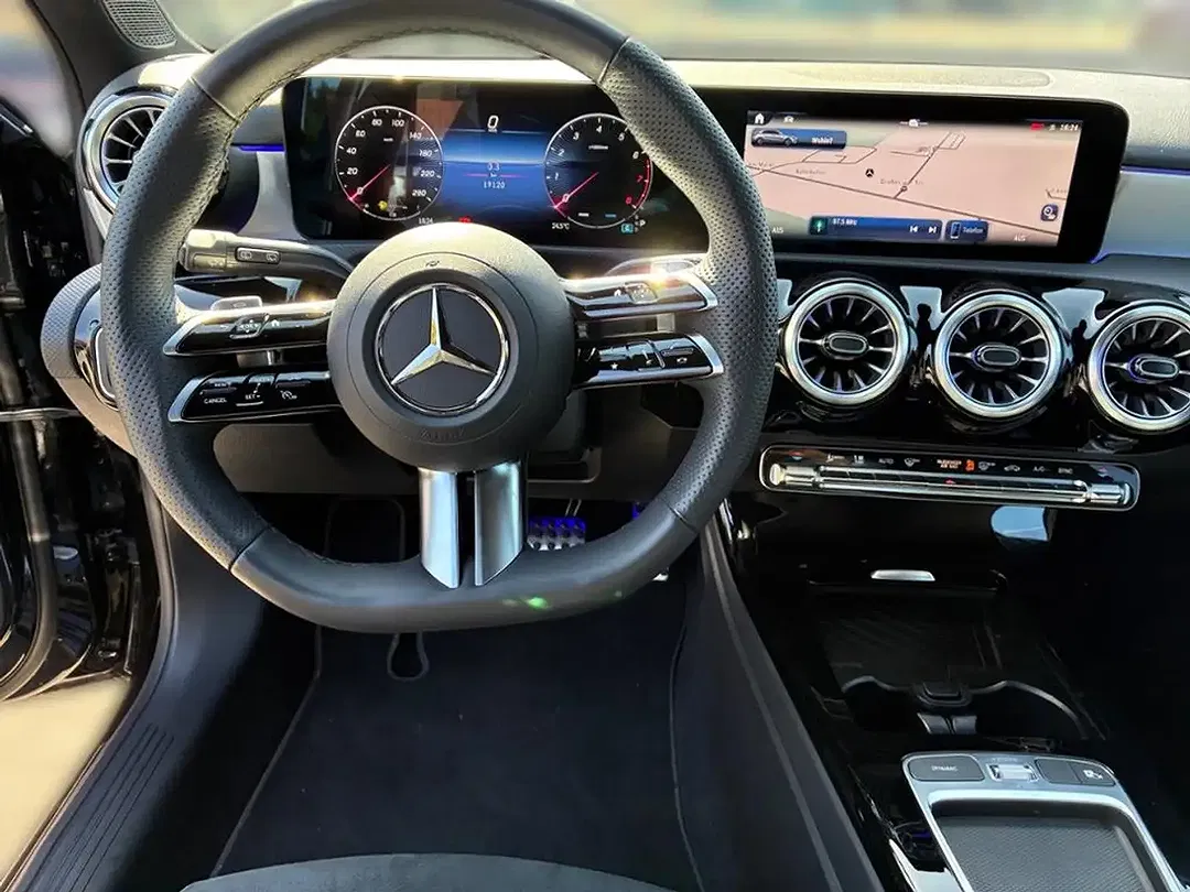 Mercedes-Benz A 200 AMG MBUX Night - Thumbnail 11