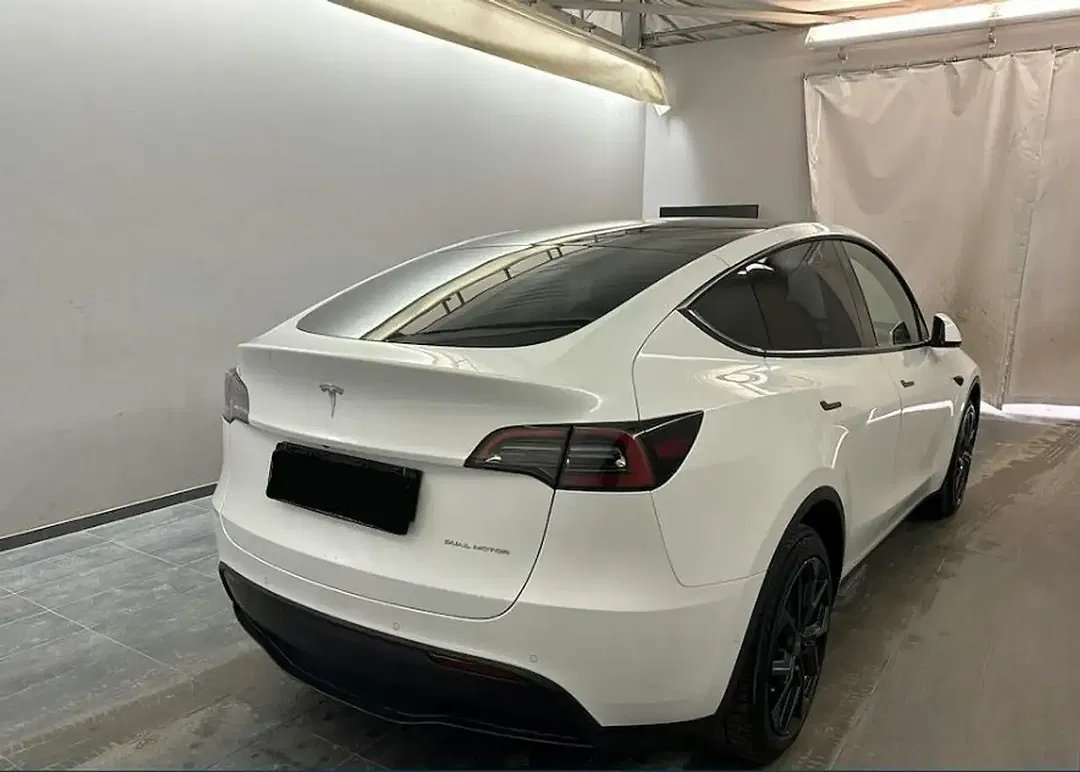 Tesla Model Y AWD Dual Motor Long Range - Thumbnail 4