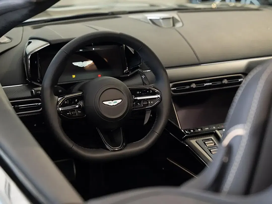 Aston Martin Vantage Roadster - Thumbnail 11