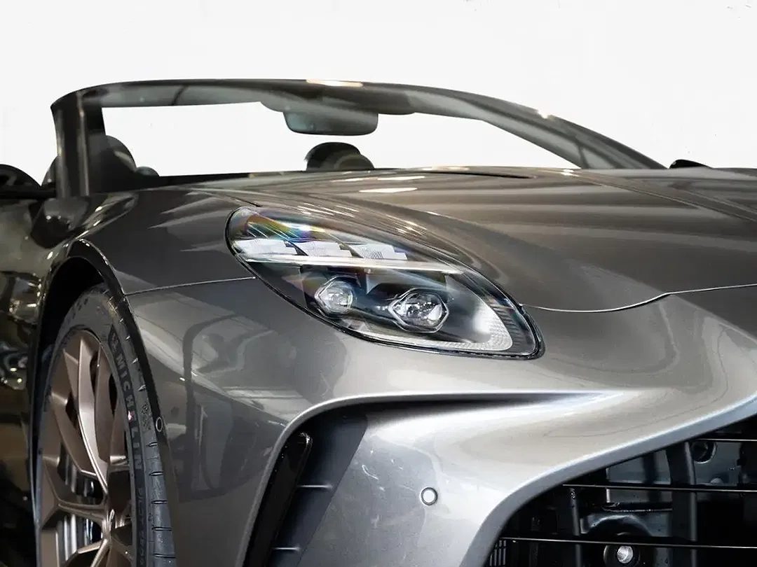 Aston Martin Vantage Roadster - Thumbnail 14
