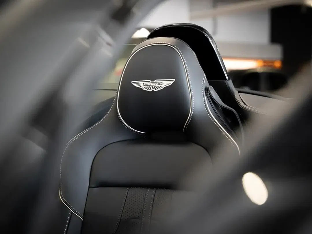 Aston Martin Vantage Roadster - Thumbnail 5