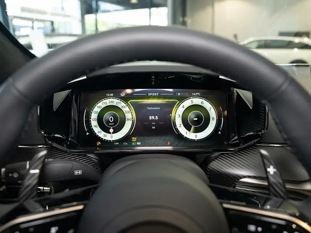 Aston Martin Vantage Roadster - Thumbnail 6