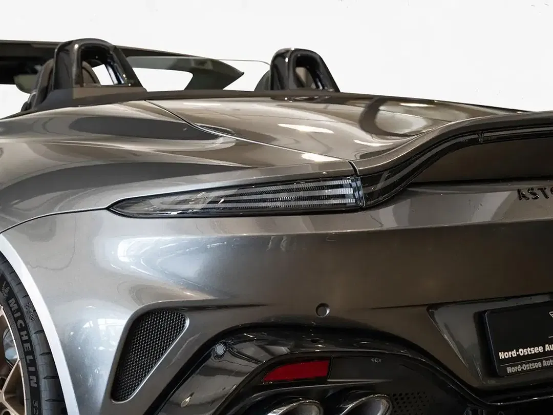 Aston Martin Vantage Roadster - Thumbnail 8