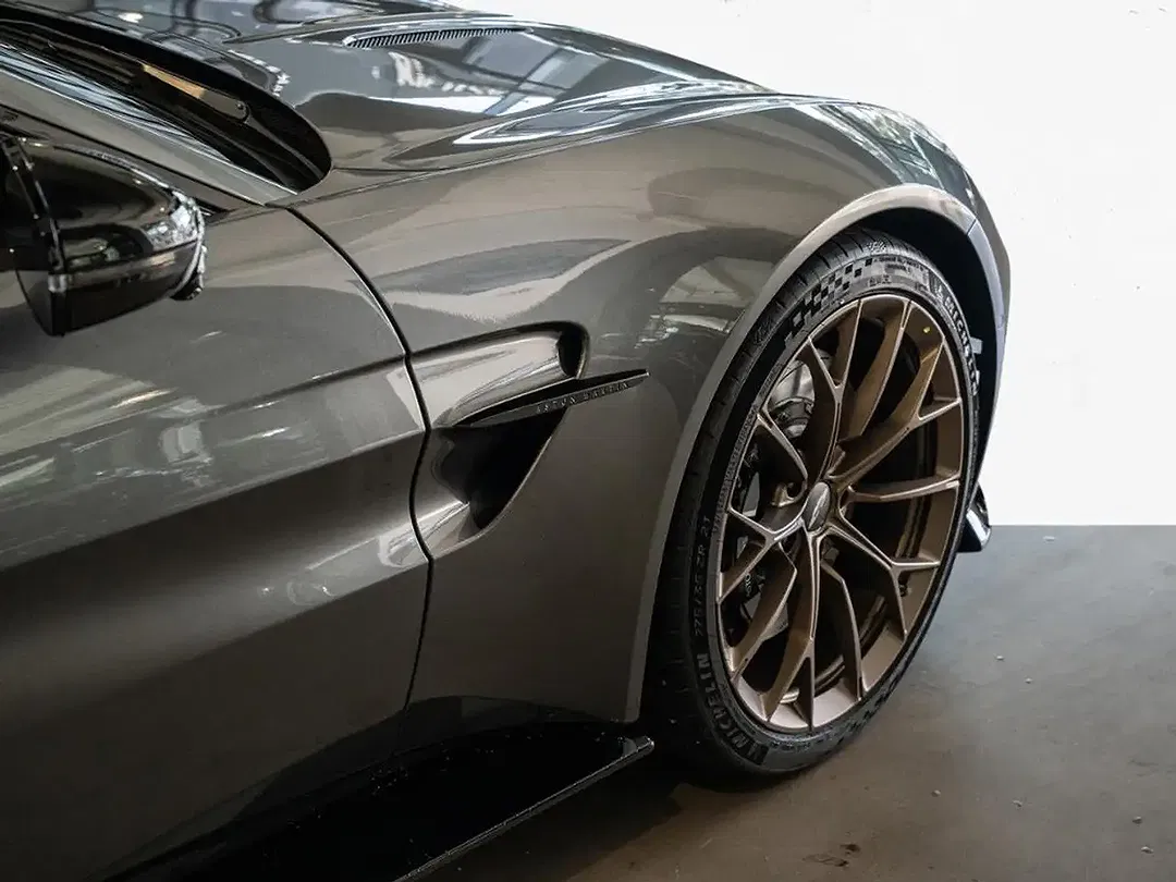 Aston Martin Vantage Roadster - Thumbnail 9