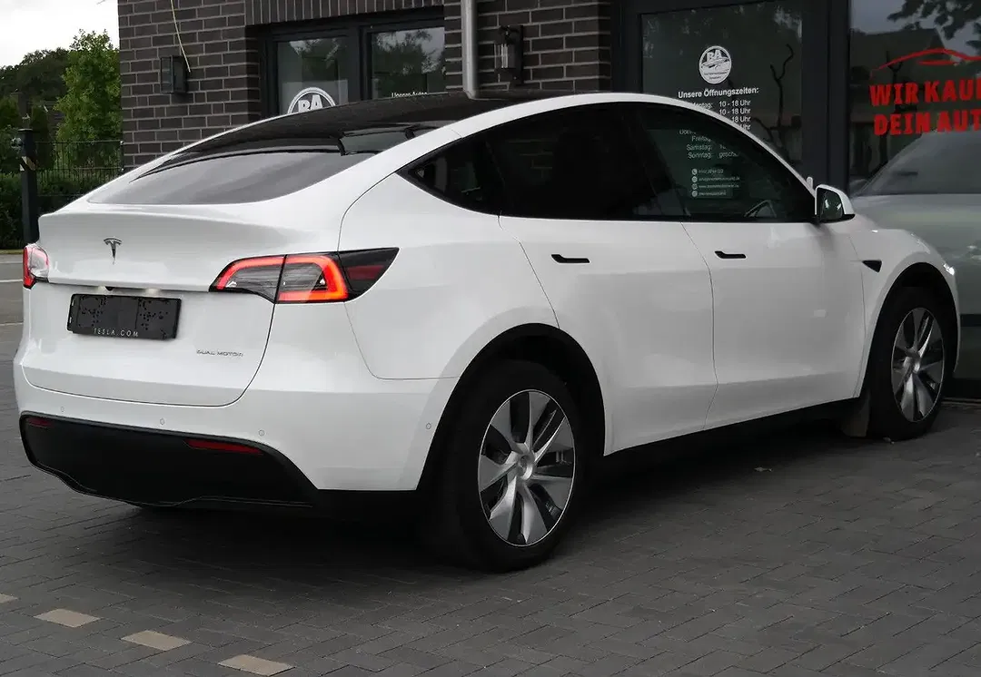 Tesla Model Y AWD Dual Motor Performance - Thumbnail 5