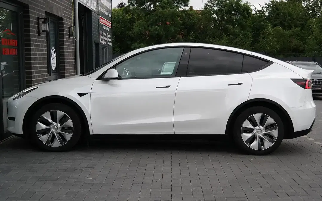 Tesla Model Y AWD Dual Motor Performance - Thumbnail 8