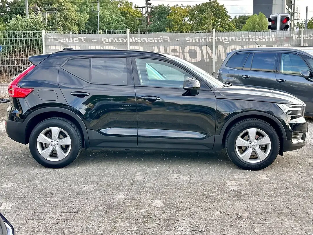 Volvo XC40 Momentum Core - Thumbnail 4
