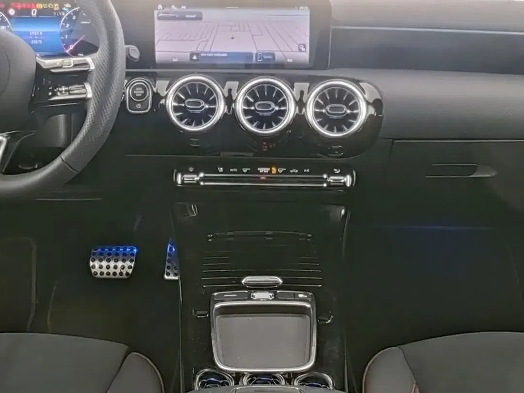 Mercedes-Benz A 180 AMG Line - Thumbnail 4