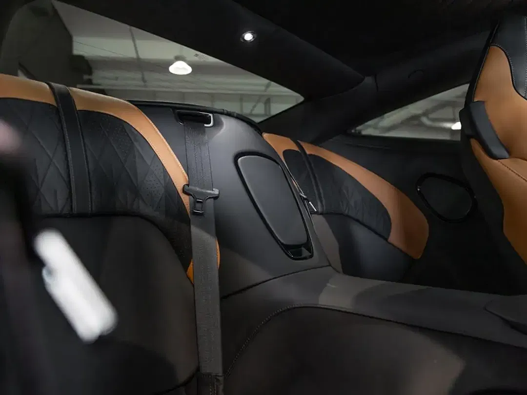 Aston Martin DB12 Coupe - Thumbnail 12