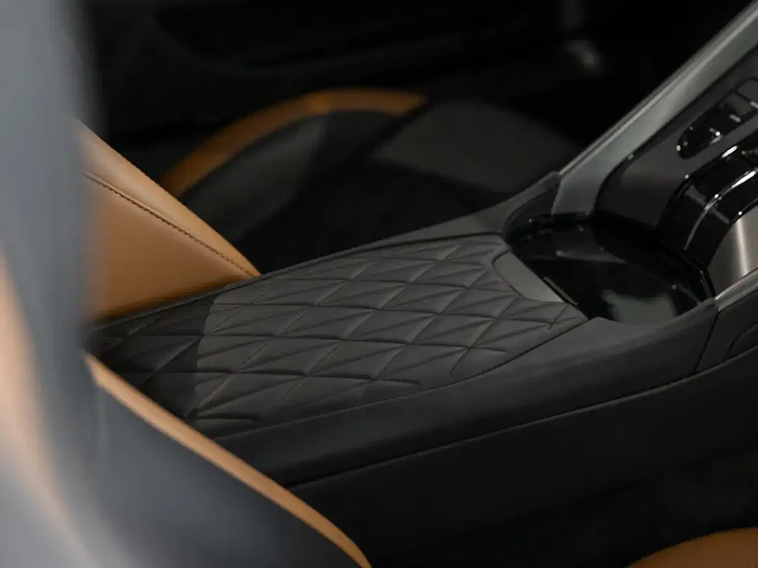 Aston Martin DB12 Coupe - Thumbnail 13