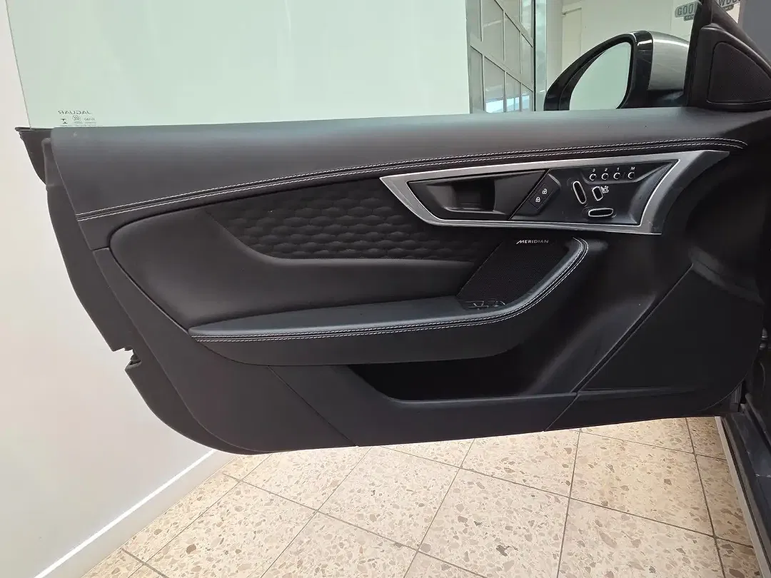Jaguar F-Type Cabriolet First Edition - Thumbnail 11