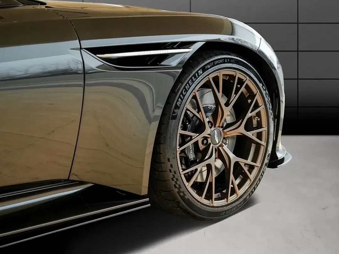 Aston Martin DB12 Coupe - Thumbnail 9
