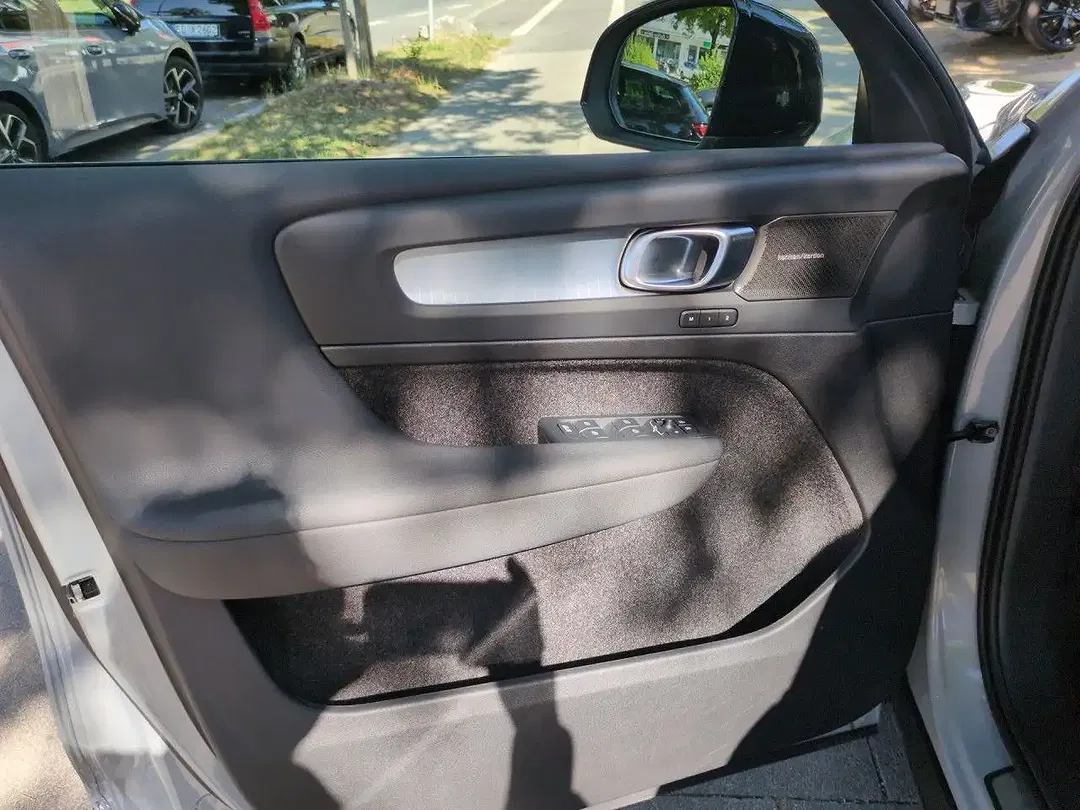Volvo XC40 Plus Dark - Thumbnail 8