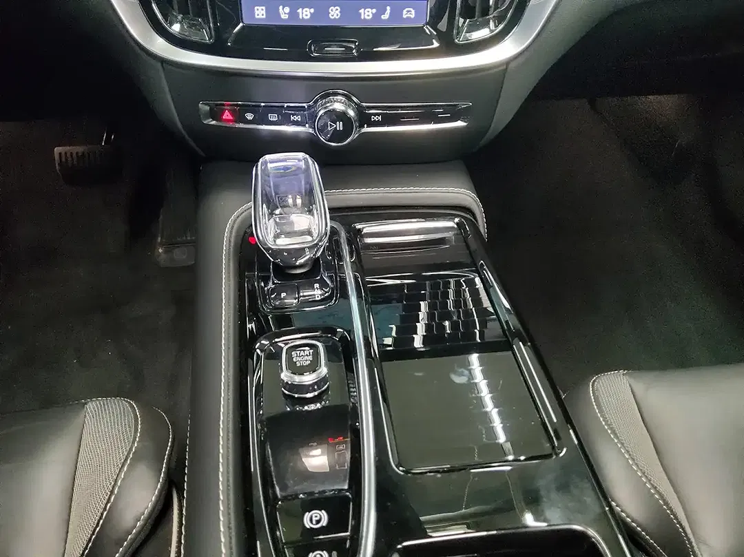 Volvo S60 T8 Hybrid AWD Ultimate Dark - Thumbnail 6