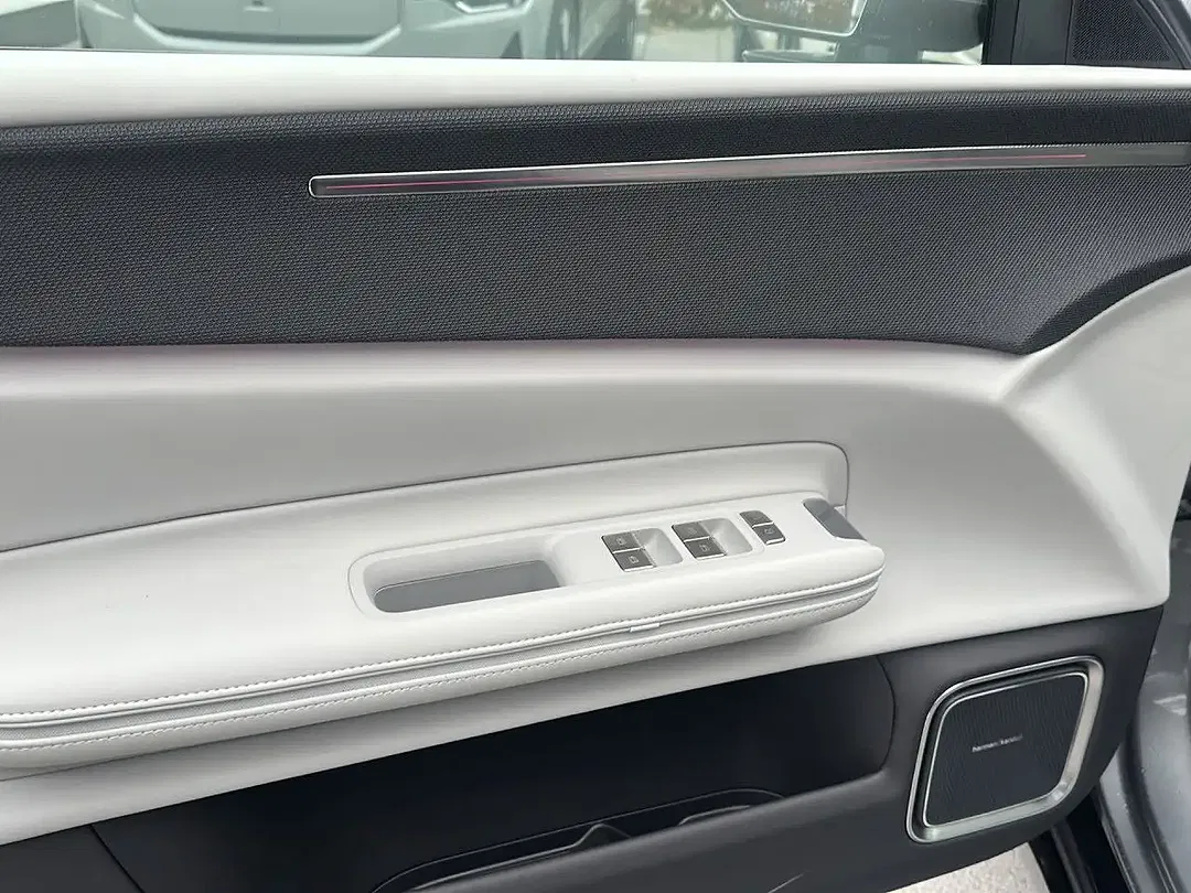 Polestar 4 - Thumbnail 8