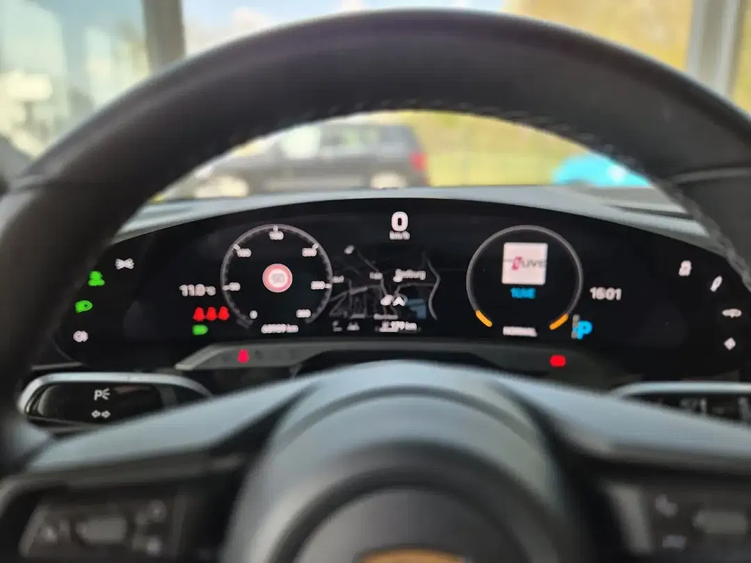 Porsche Taycan - Thumbnail 10