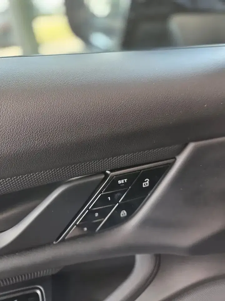 Porsche Taycan - Thumbnail 12