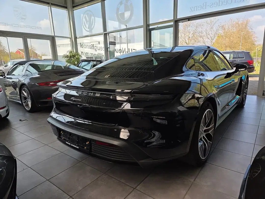 Porsche Taycan - Thumbnail 13