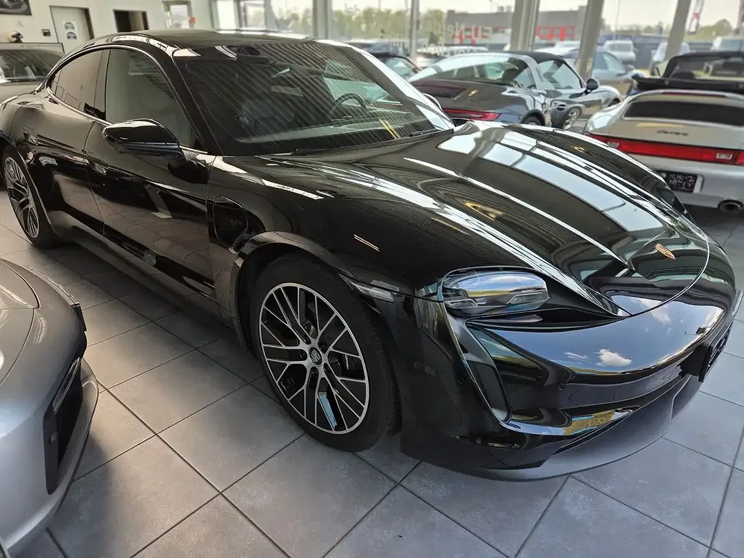 Porsche Taycan - Thumbnail 3