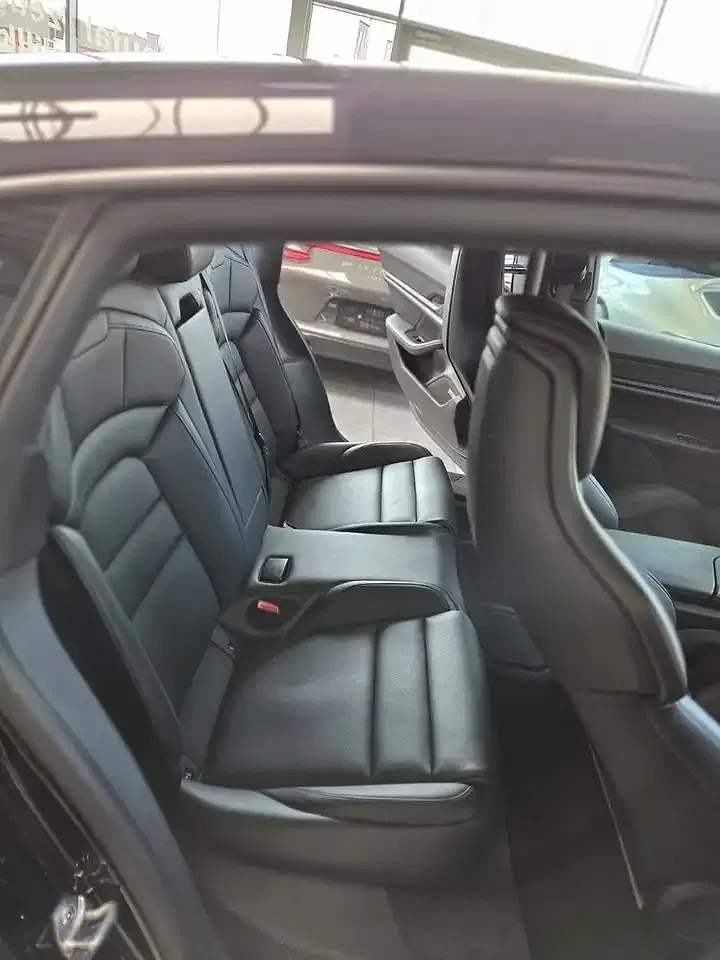 Porsche Taycan - Thumbnail 4