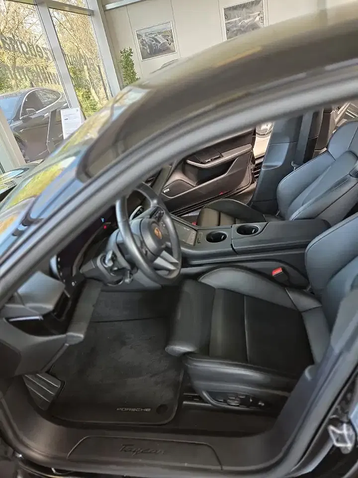 Porsche Taycan - Thumbnail 6