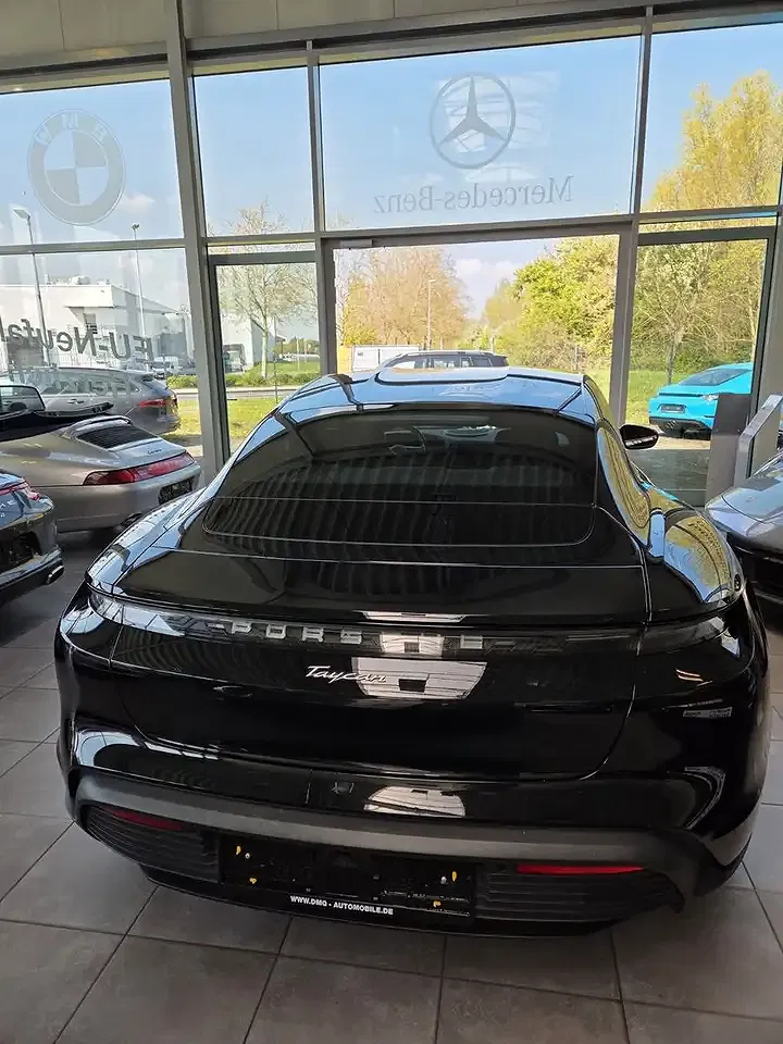 Porsche Taycan - Thumbnail 9