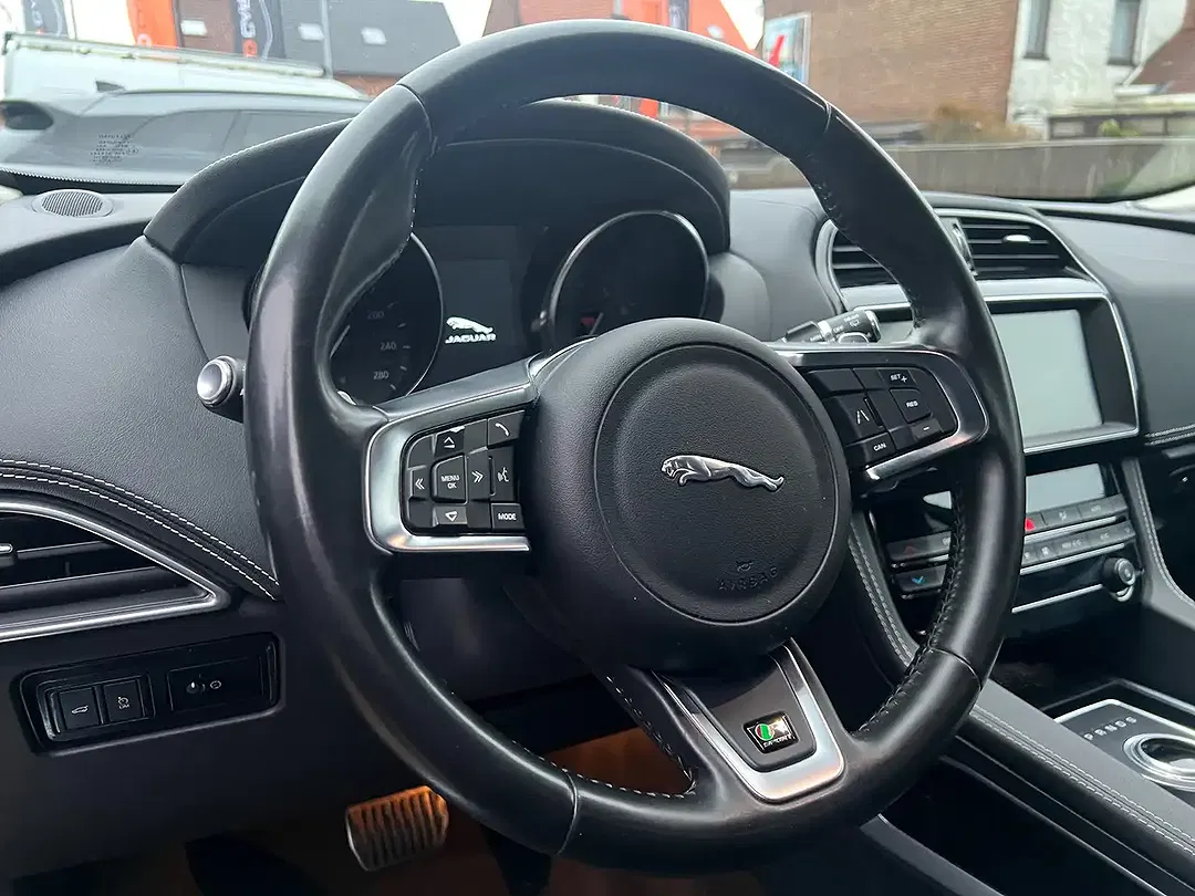 Jaguar F-Pace 25t 4x4 R-Sport - Thumbnail 12