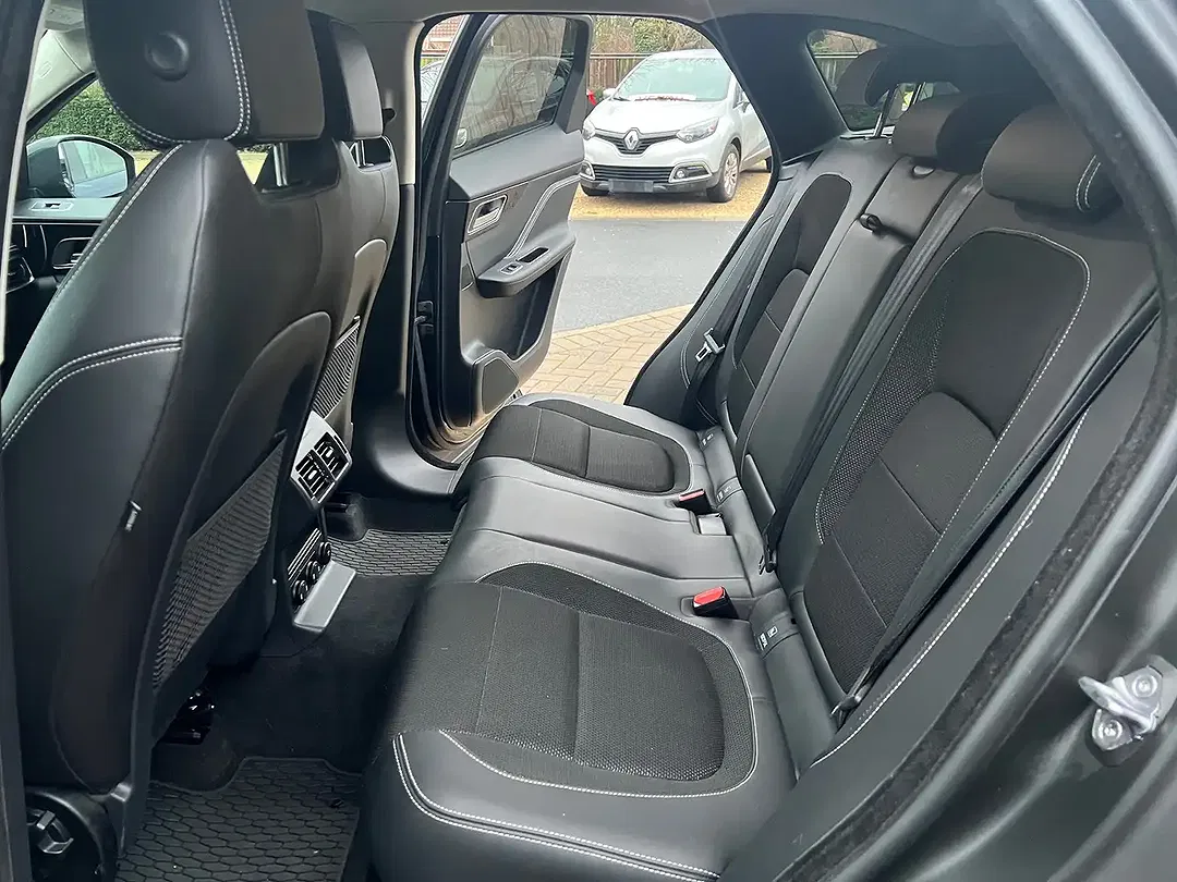 Jaguar F-Pace 25t 4x4 R-Sport - Thumbnail 8