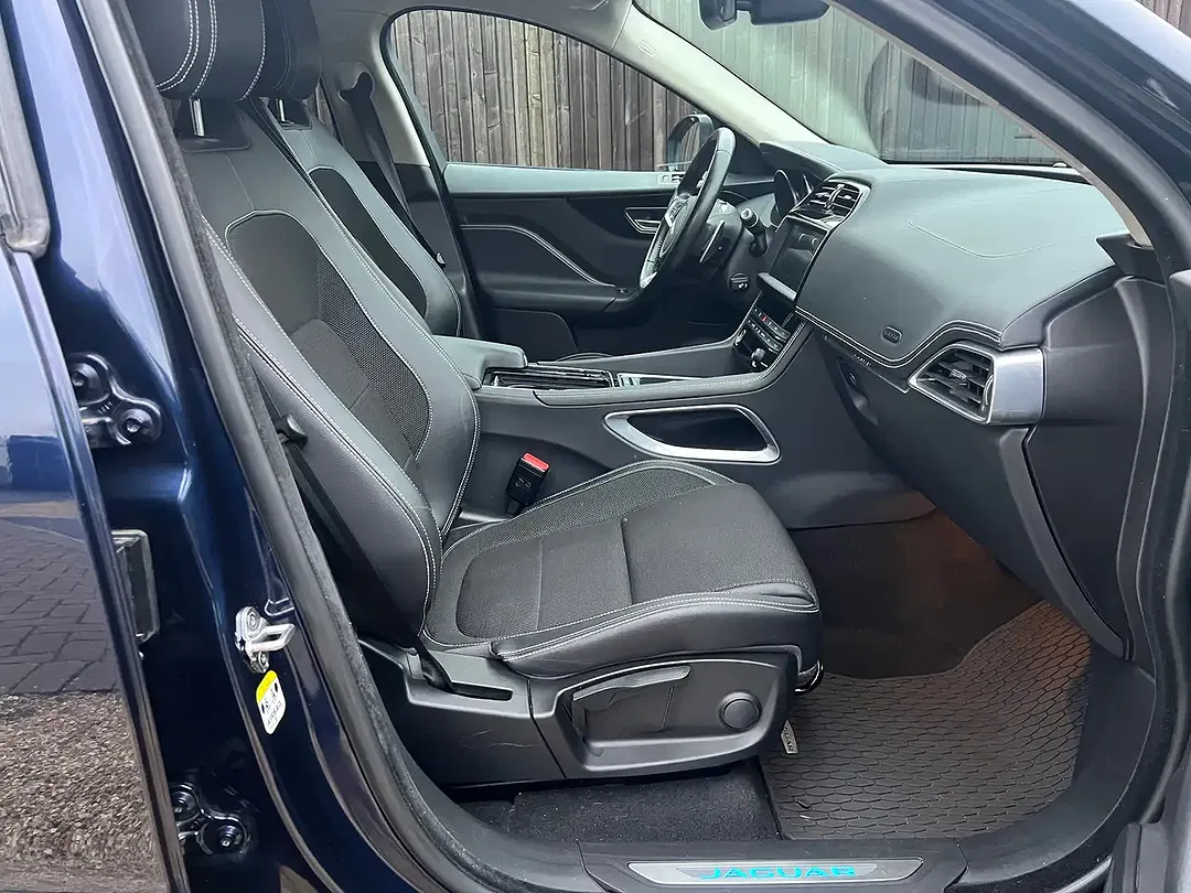 Jaguar F-Pace 25t 4x4 R-Sport - Thumbnail 9