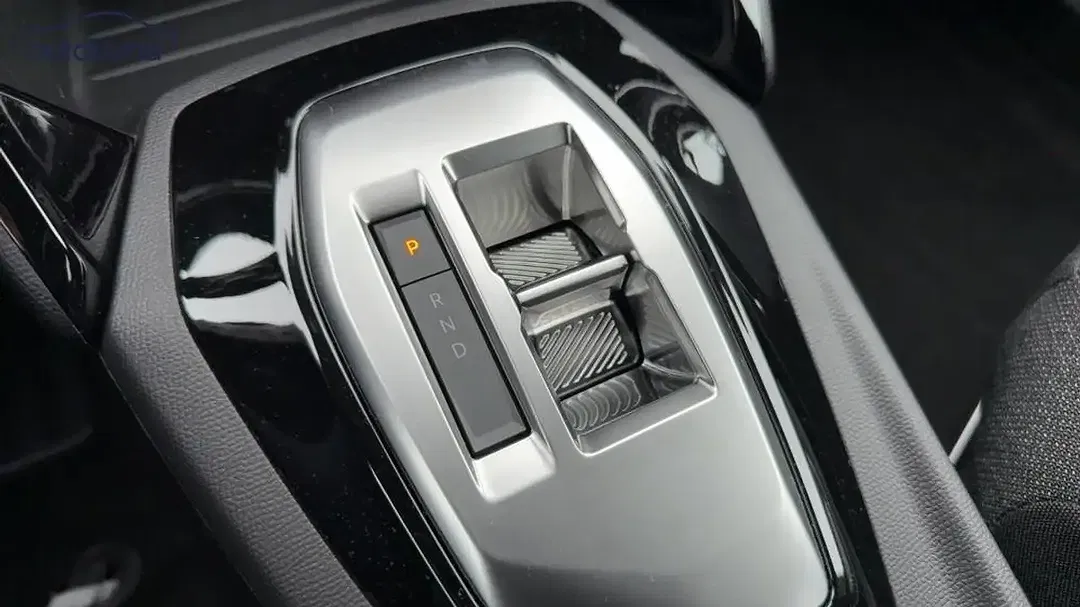Peugeot 2008 145 e-DSC6 Hybrid Business - Thumbnail 13
