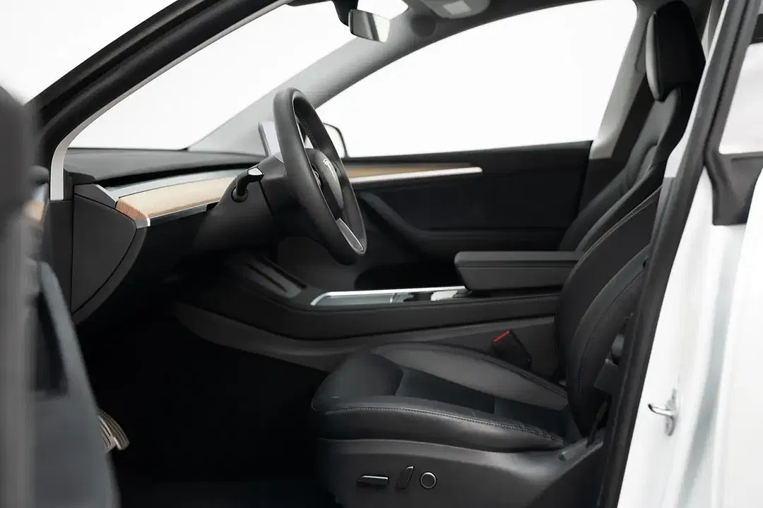 Tesla Model Y AWD Dual Motor Performance - Thumbnail 8